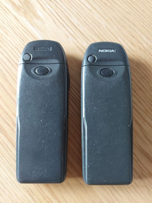 Dwa retro telefony Nokia 6310i, klasyczny model z zestawem części 6310