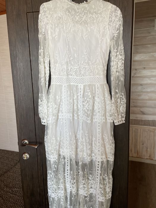 Мереживна біла сукня