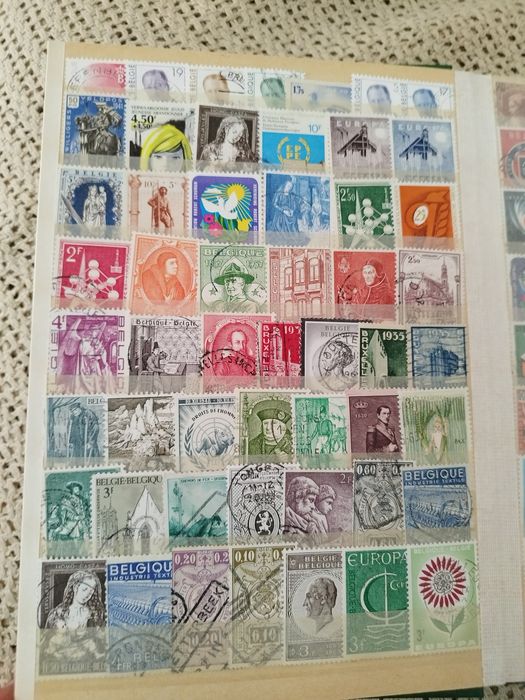Classificador com 390 selos diferentes Bélgica
