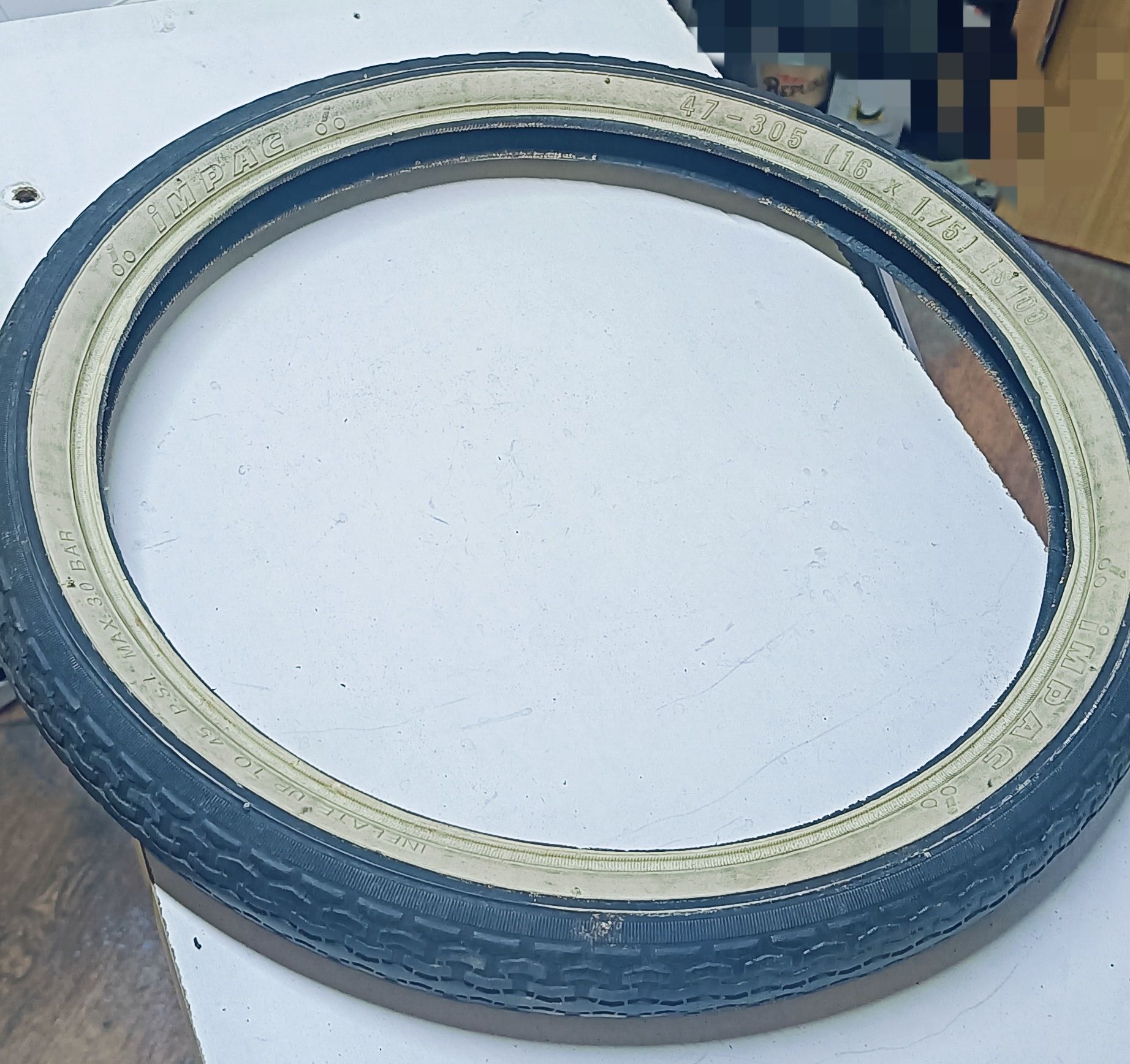 Opona z białym 16 x 1.75