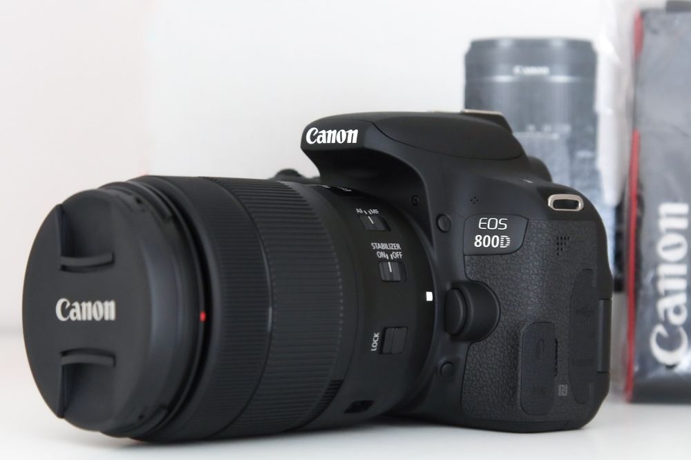 Canon 800d, body або з об'єктивом.
