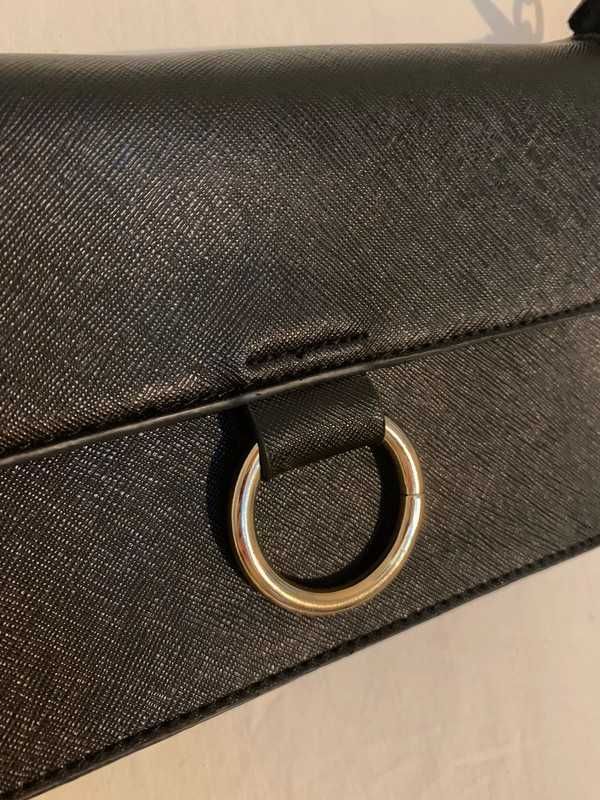 Czarna torebka ze złotymi detalami