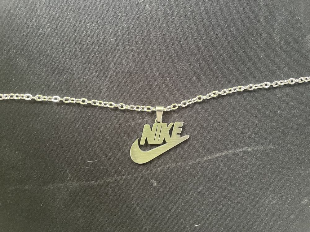 Naszyjnik z logiem nike