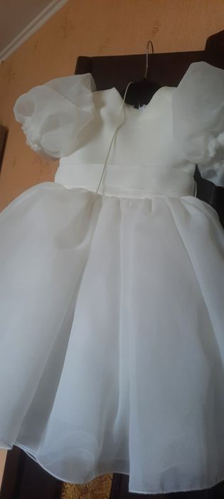 Продам сукні, білі розмір 110 -116, одягнуті були всього один раз,