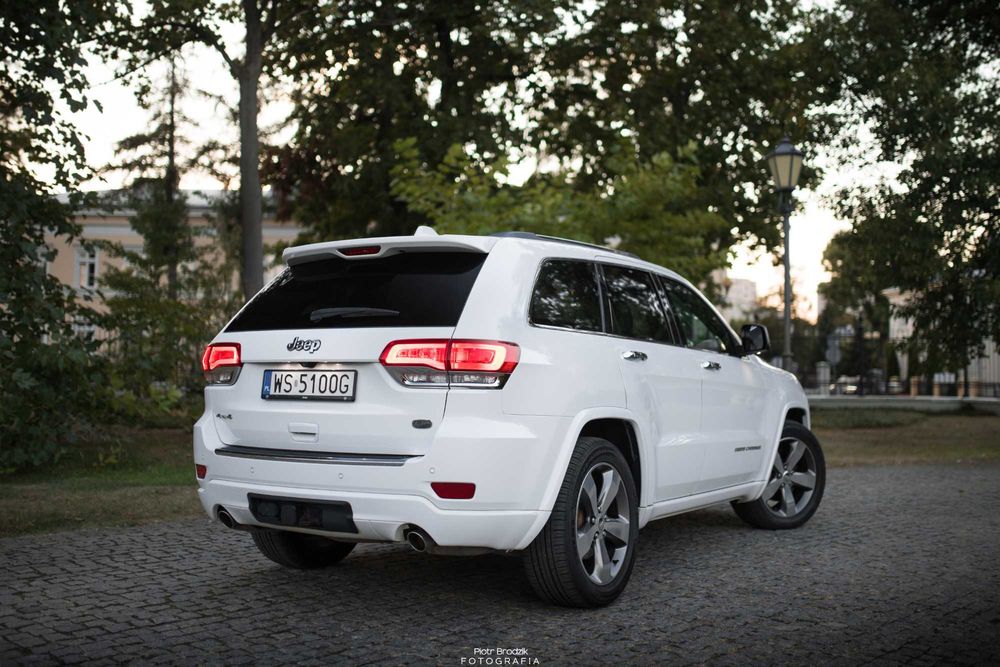 Biały JEEP GRAND CHEROKEE WK2 5.7 HEMI Benzyna 351KM Overland 2016r