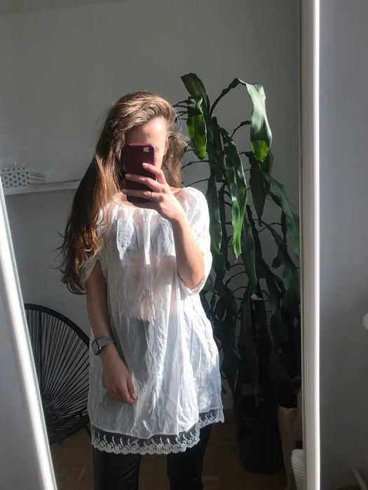 Biała bluzka sukienka mgiełka z koronką na dole