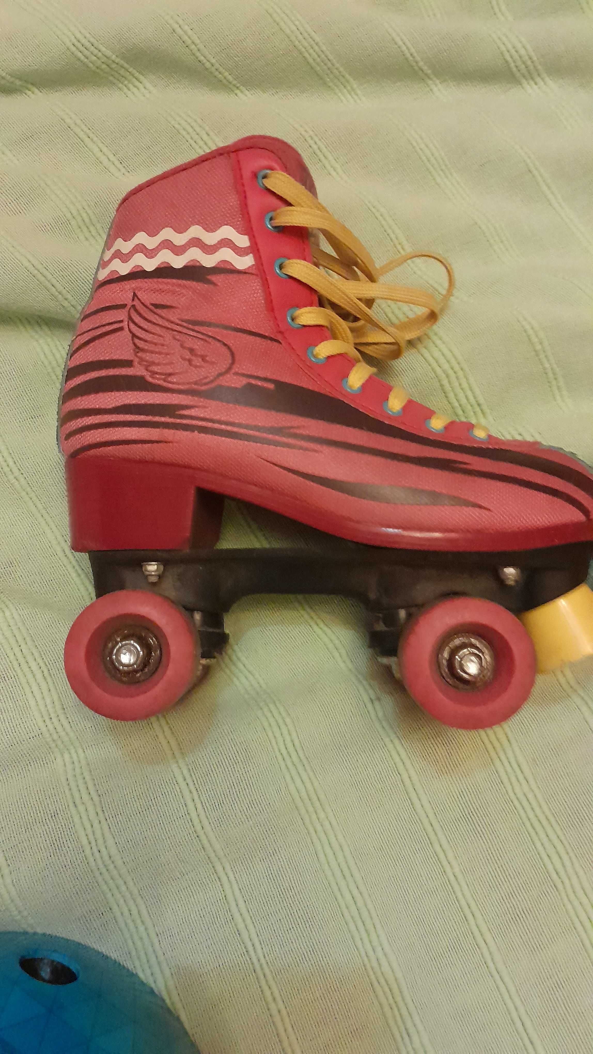 Vendo par de patins e capacete,soy luna.