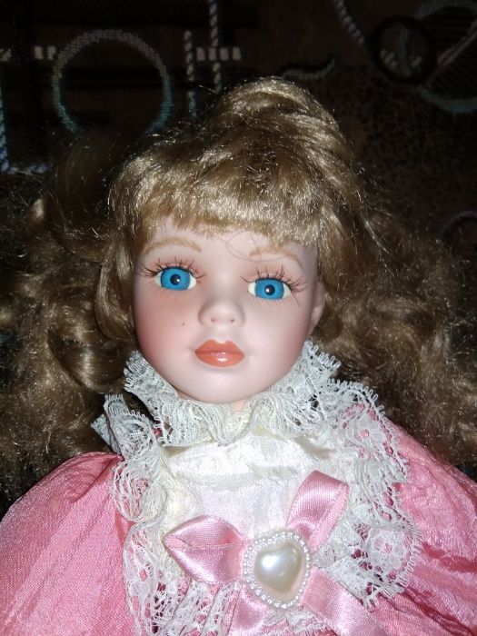 Продам фарфоровую куклу Leonardo Collection (Англия)