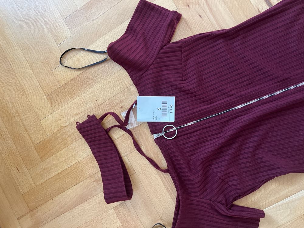 Елегантна сукня Forever 21 у трендовому бордо з чокером