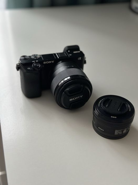 Sony a6000 з двома обєктивами