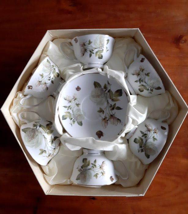 Zestaw 6 filiżanek Veroni pozłacane wzór kwiaty róże