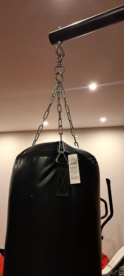 Saco de boxe e suporte