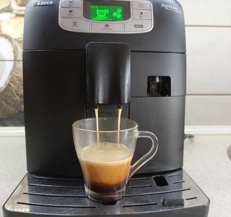 Кофемашина Saeco Intelia Cappuccino в хорошем состоянии.