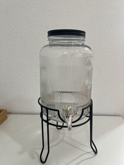 Despensador de bebidas com 4 copos