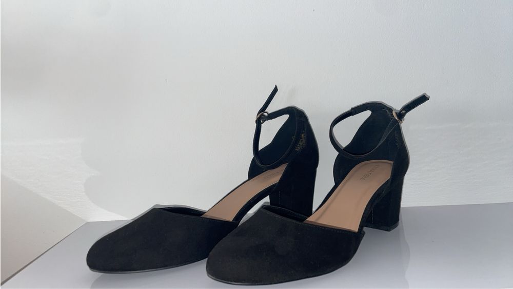 buty szpilki czółenka czarne na klamre złotą 43 7.5 cm obcas Anna Fiel