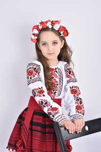 Українська вишиванка з червоно-чорним орнаментом для дівчинки