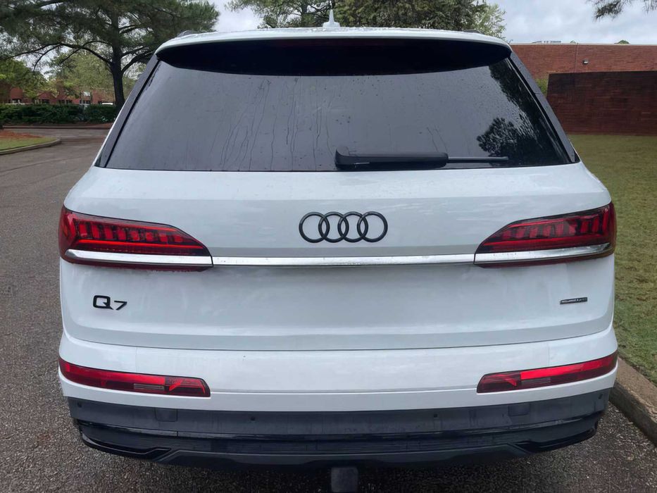 Audi Q7      2021