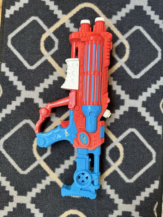 Duży pistolet na wodę czerwony, zabawka