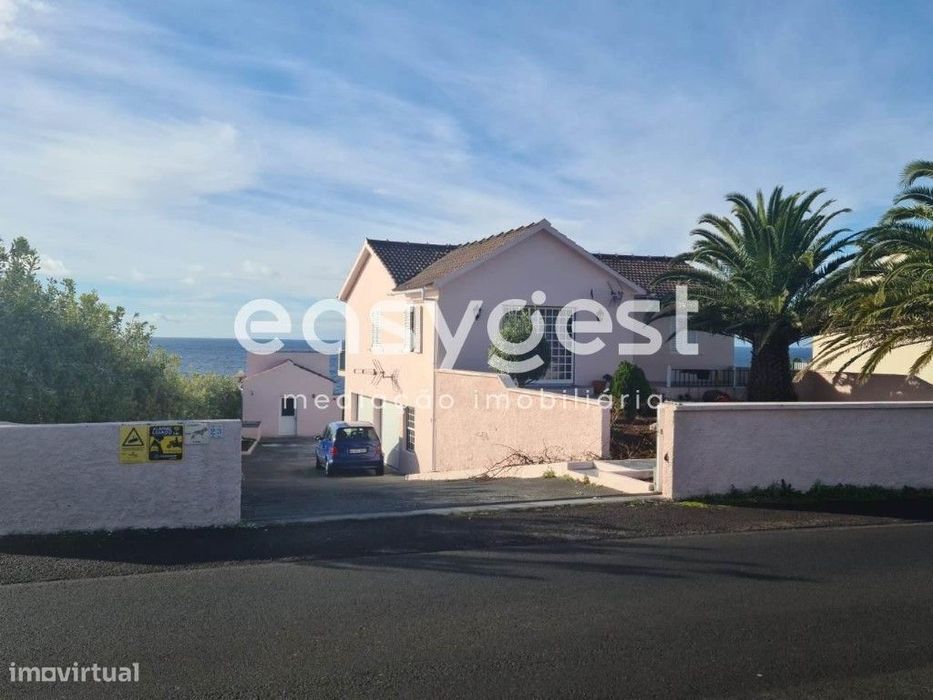 Casa junto ao mar, inserida em terreno de vinha na ilha do Pico