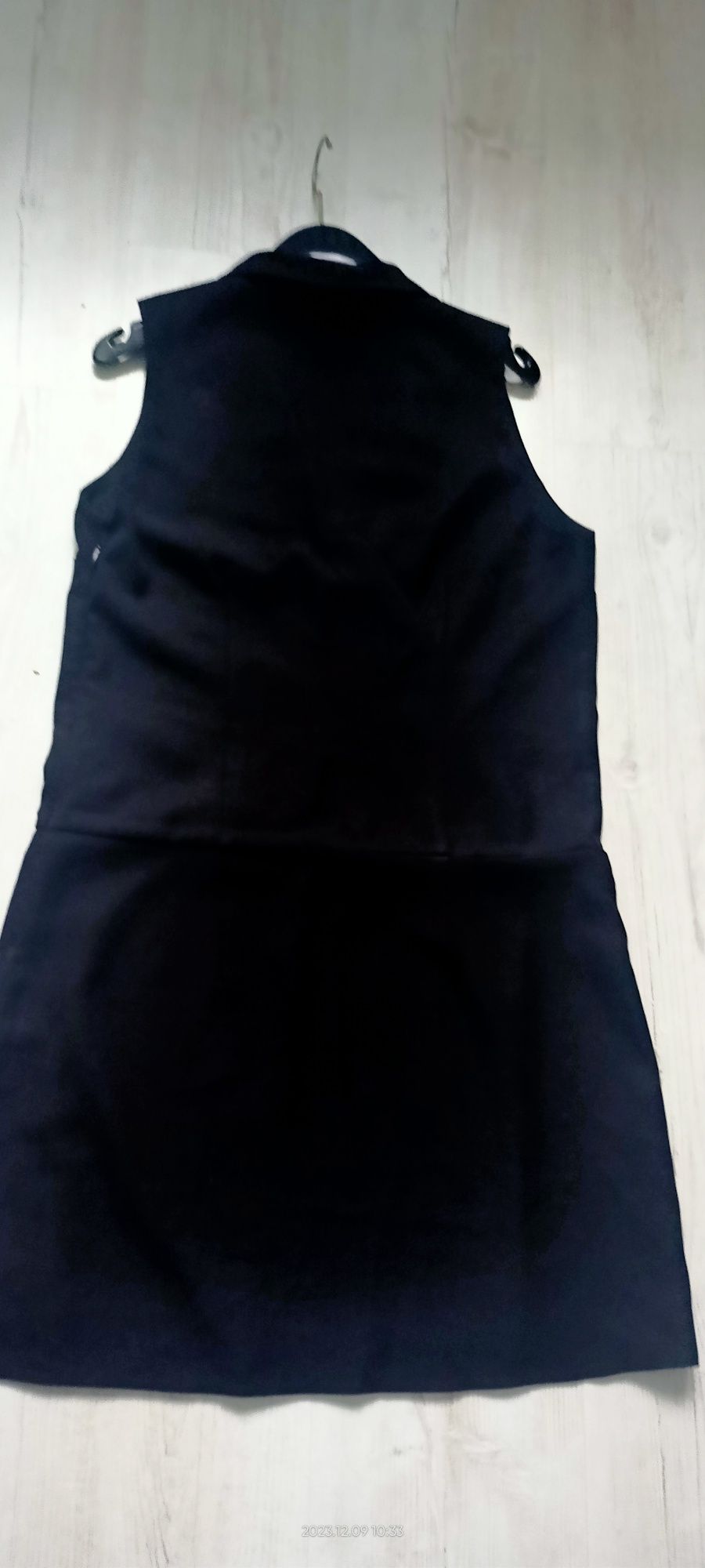 Garniturowa sukienka minimalistki