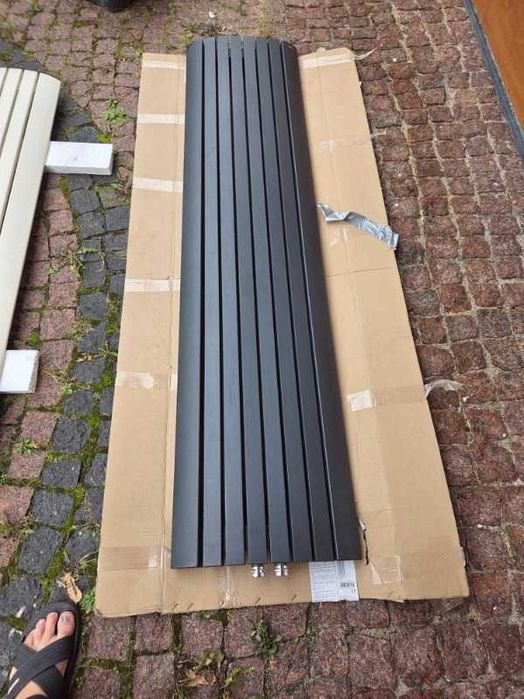 Grzejnik szary pionowy