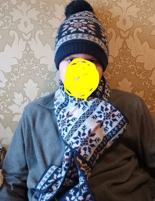 Тепла шапка з шарфом