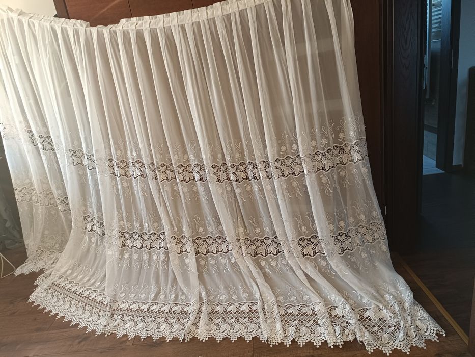 Biała duża  firanka z ciężka gipiurą