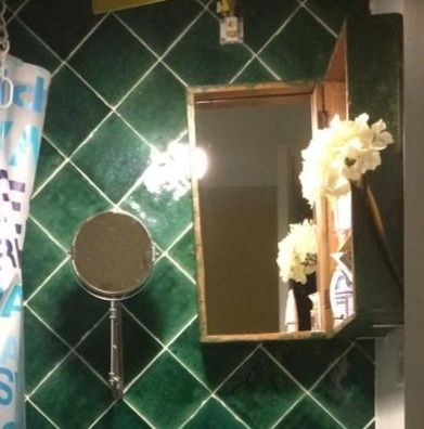 Mala madeira vintage adaptada a espelho/móvel de casa de banho