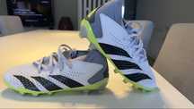 Chuteiras Adidas Predator com caneleiras