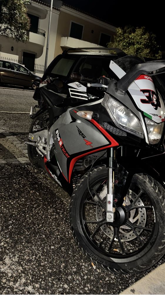 Aprilia rs4 125.