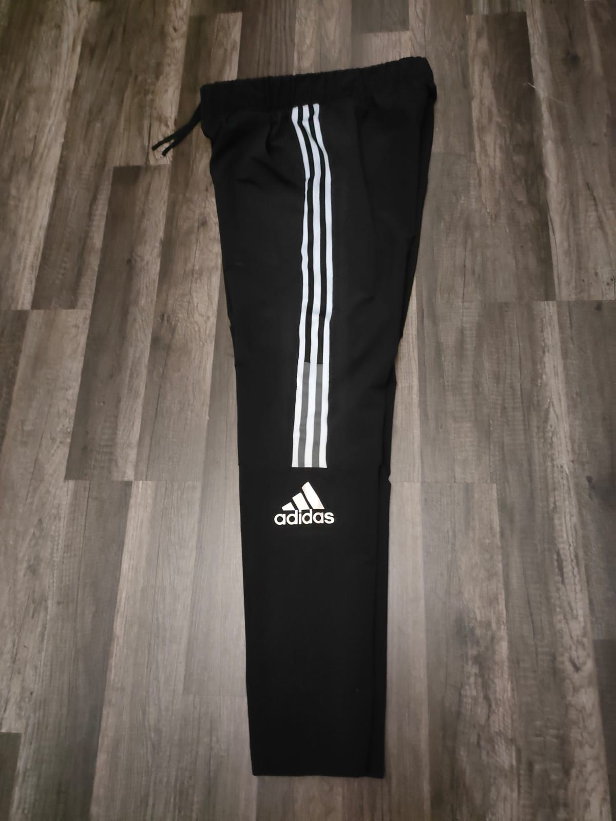 Sportowe spodnie Adidas z zamkami jak nowe