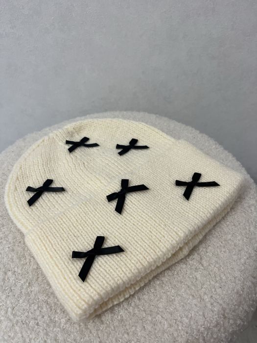 Зимня молочна в'язана шапка з чорними атласними бантами
