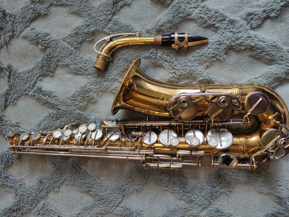 Саксофон в хорошем состоянии бу.