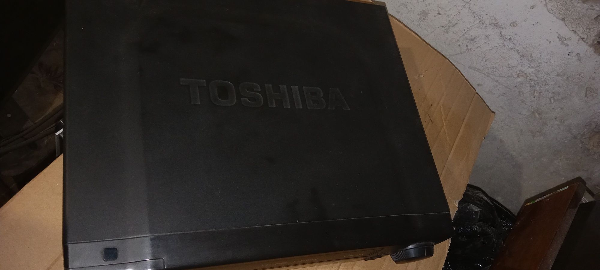 Відеомагнітофон Toshiba V404Q