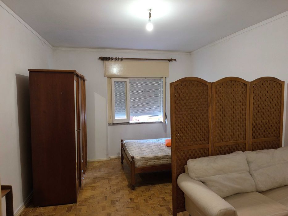 Quarto para arrendamento em Algés
