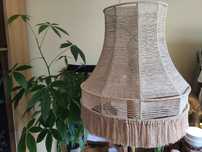 Lampa stojąca z makramy