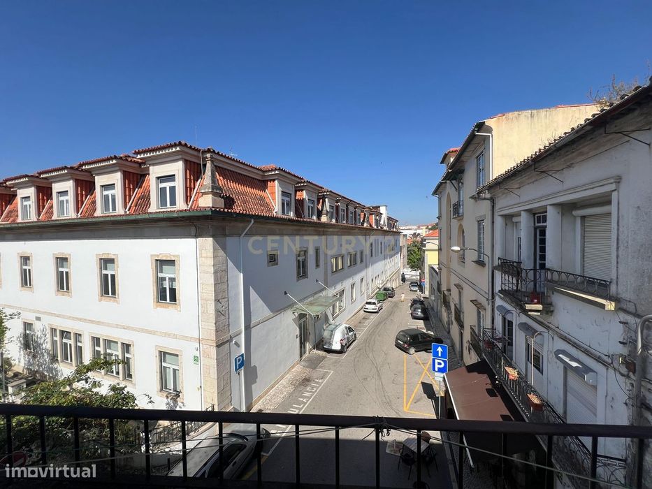 Apartamento T3, com 98 m², 2 WC, centro de Leiria, para reabilitação