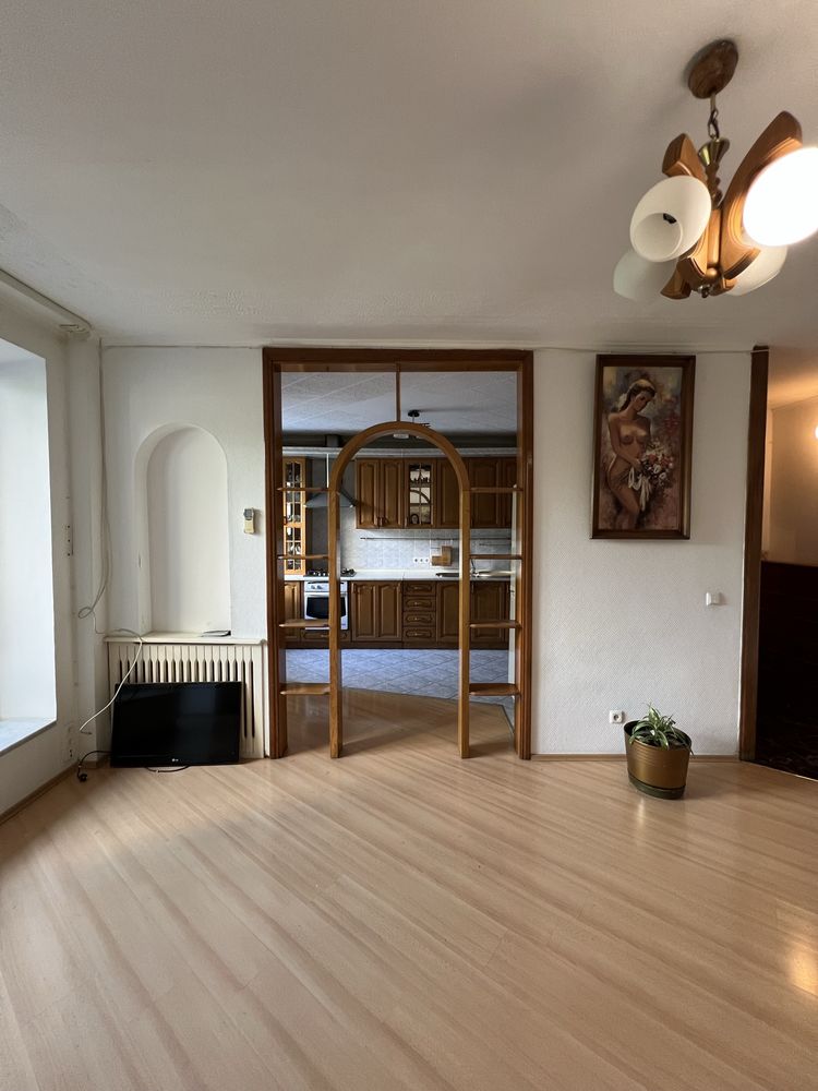 Продам 5 кімнатну квартиру,Варшавський ринок вул.Кравчука