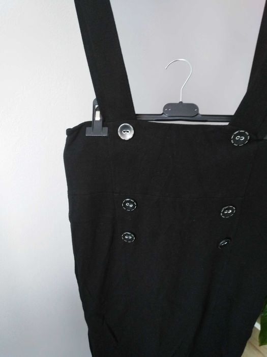 Czarna, ołówkowa spódnica na szelkach