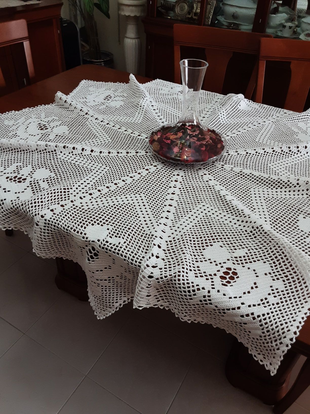 Toalha em croché aos bicos para mesa redonda ou camilha