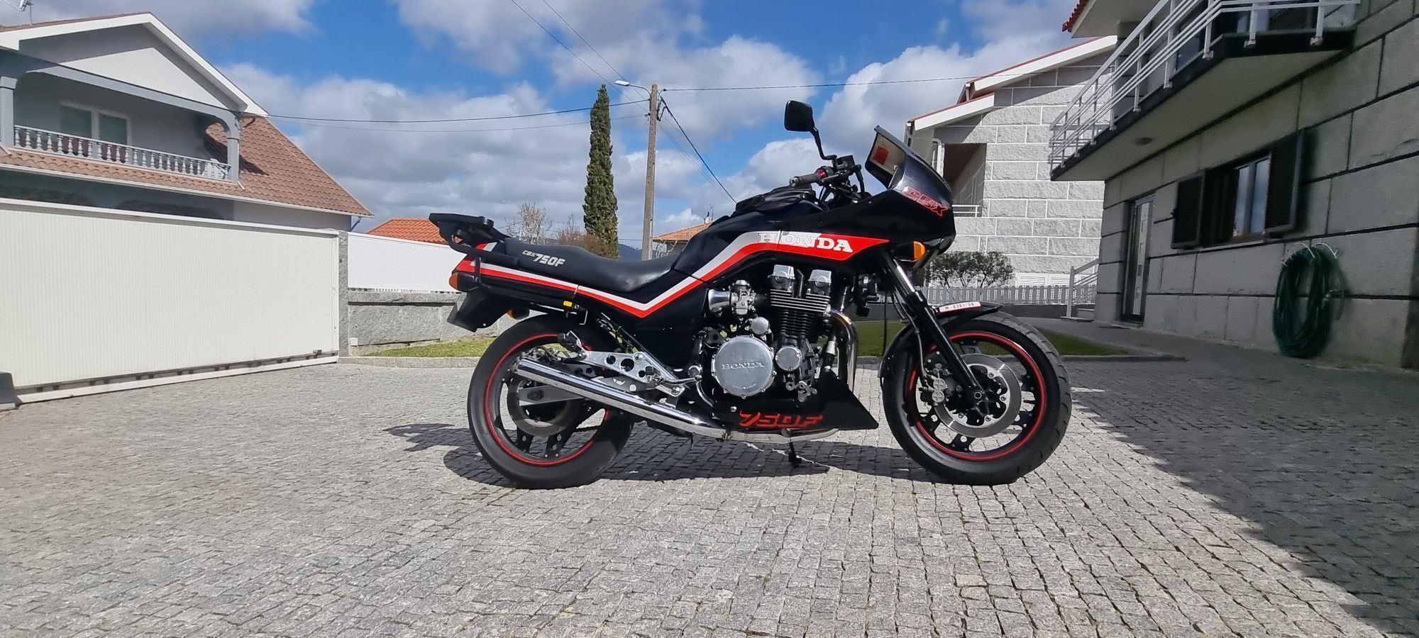 CBX 750F - Edição BLACK