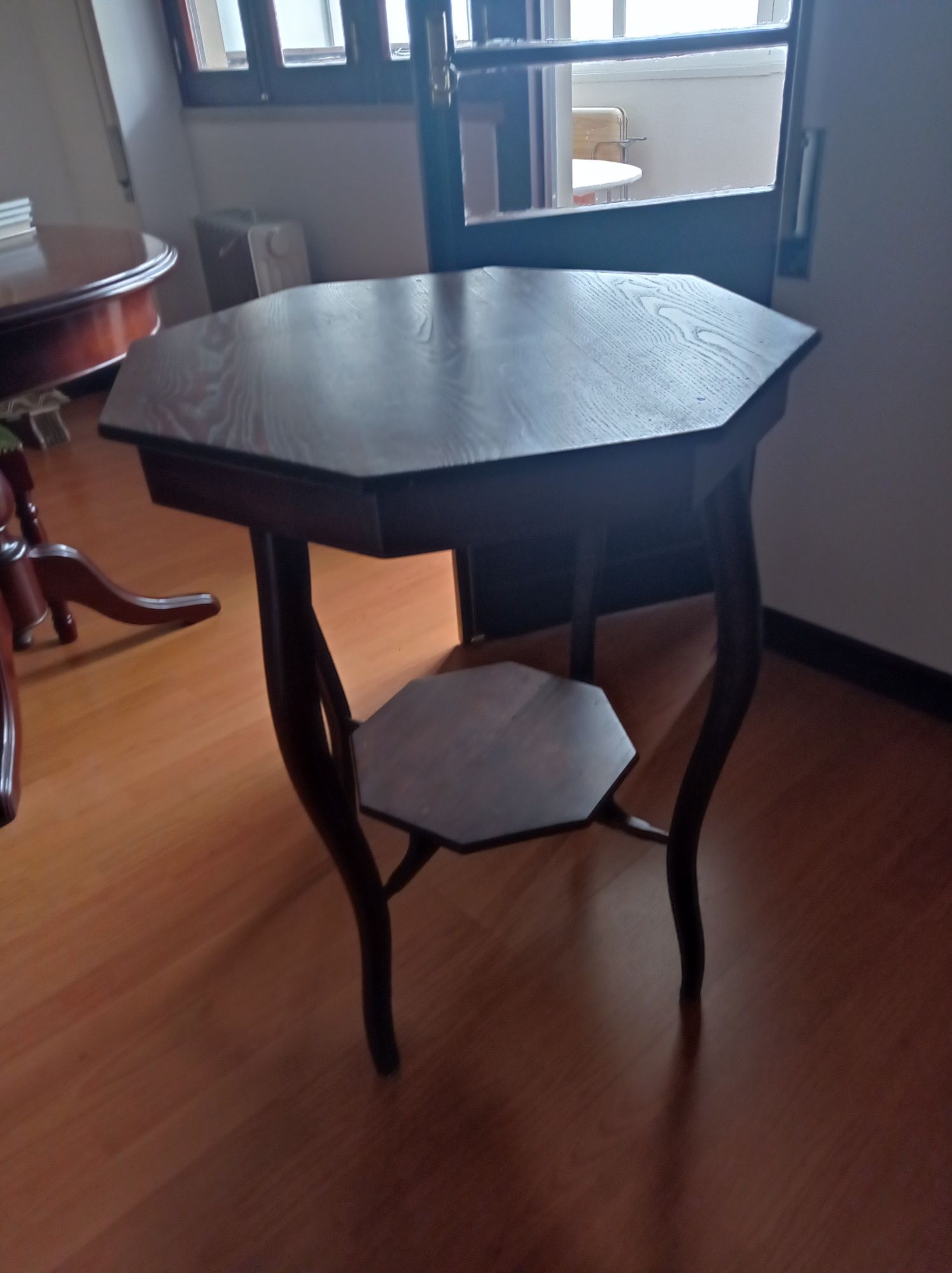 Mesa hexagonal em madeira