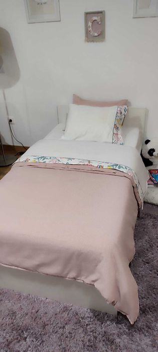 Cama solteiro lacada em branco com colchão