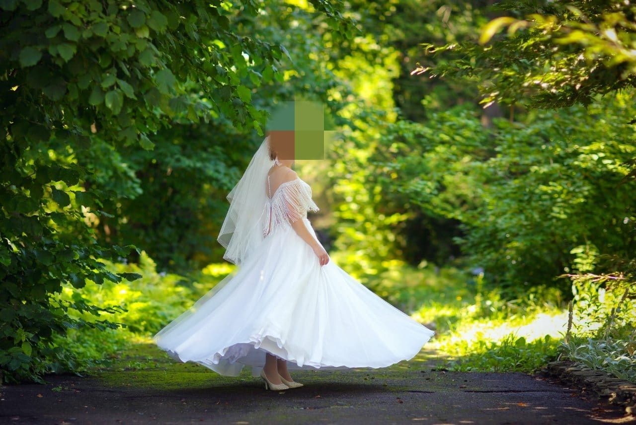 Весільна сукня оздоблена бісером