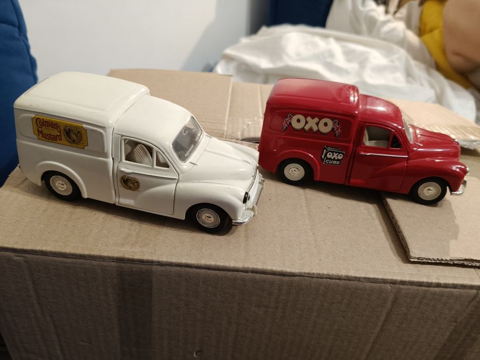Dwa modele samochodu dostawczego Morris Minor Van od  SAICO 1:26