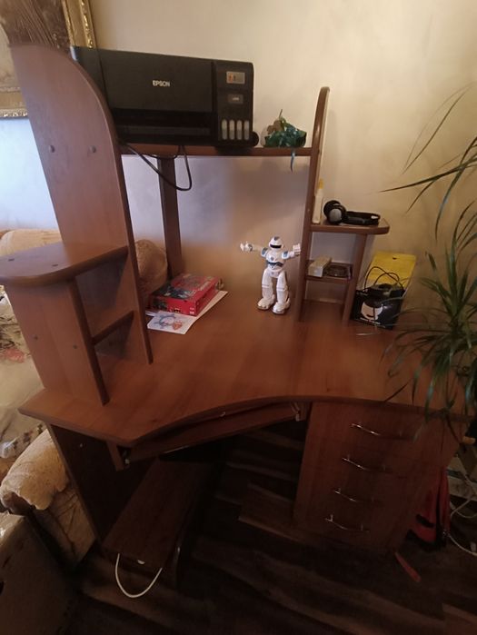 Стіл комп'ютерний