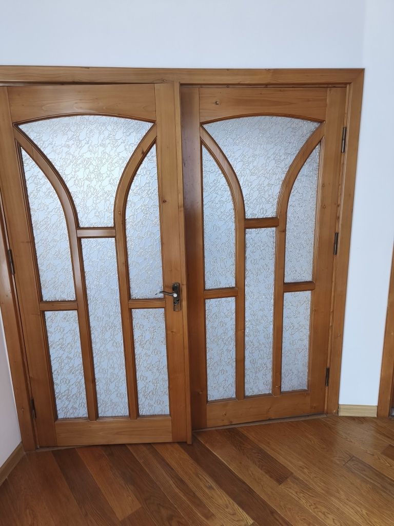 Продам дерев'яні полотна з коробками,завісами та ручками