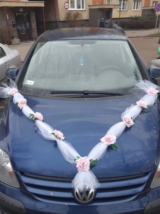Dekoracja auta do ślubu z kwiatami