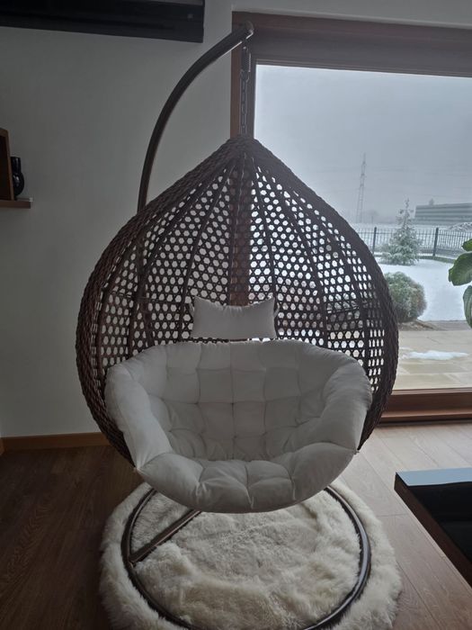 Fotel wiszacy / bujak wraz z dywanem ze skóry owczej