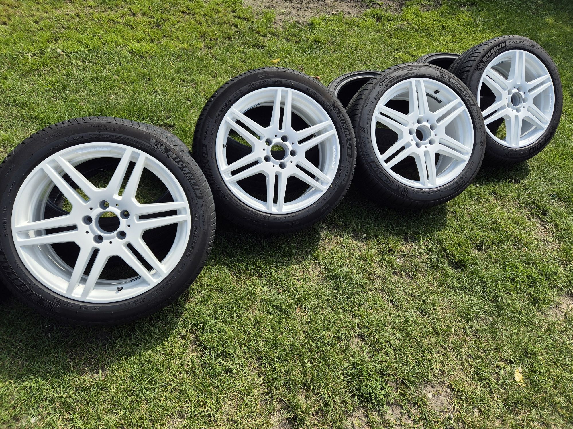 Komplet białych felg z oponami michelin.
